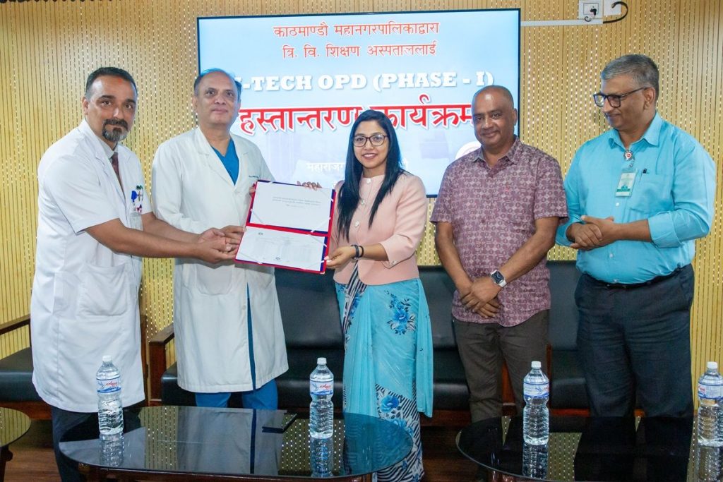 काठमाडौँ महानगरपालिकाद्वारा टिचिङ अस्पताललाई उपकरण हस्तान्तरण