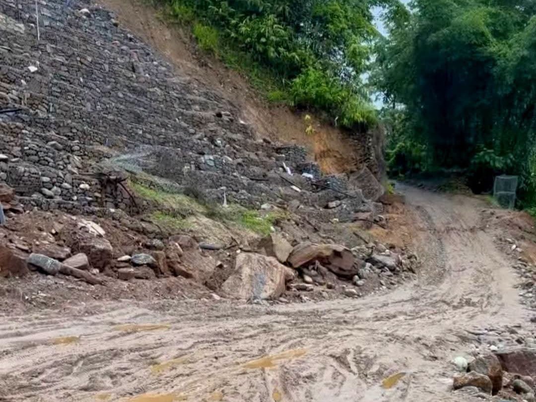 मेची राजमार्ग अवरुद्ध : निरन्तर जमिन भासिँदै, मन्त्रीको निर्देशन कागजमै सीमित