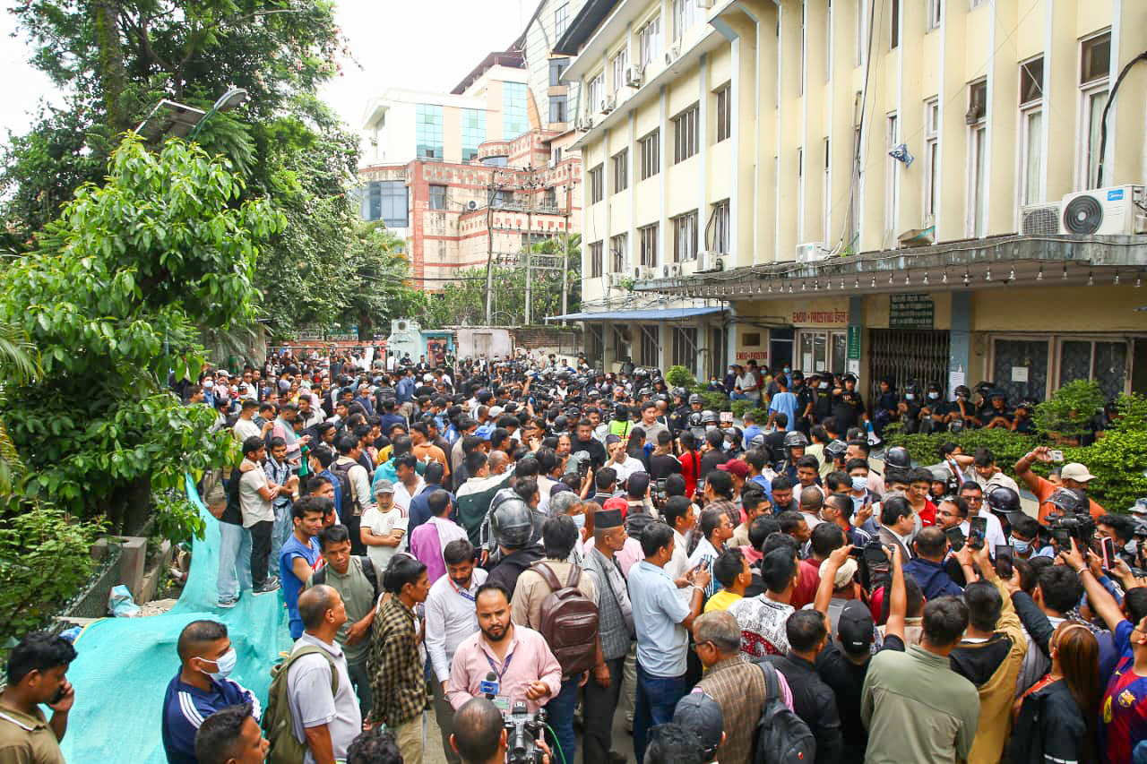​गणेश नेपालीको निधनपछि वीर अस्पतालमा तनाव, ठूलो संख्यामा प्रहरी परिचालन