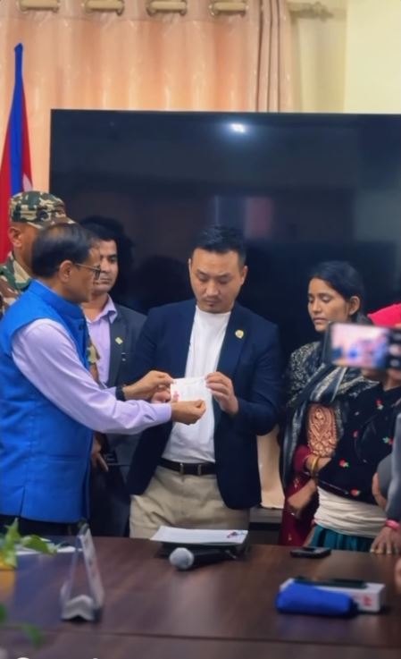 गृहमन्त्री गुरुङद्वारा गणेश नेपालीकी श्रीमतीलाई नागरिकता हस्तान्तरण